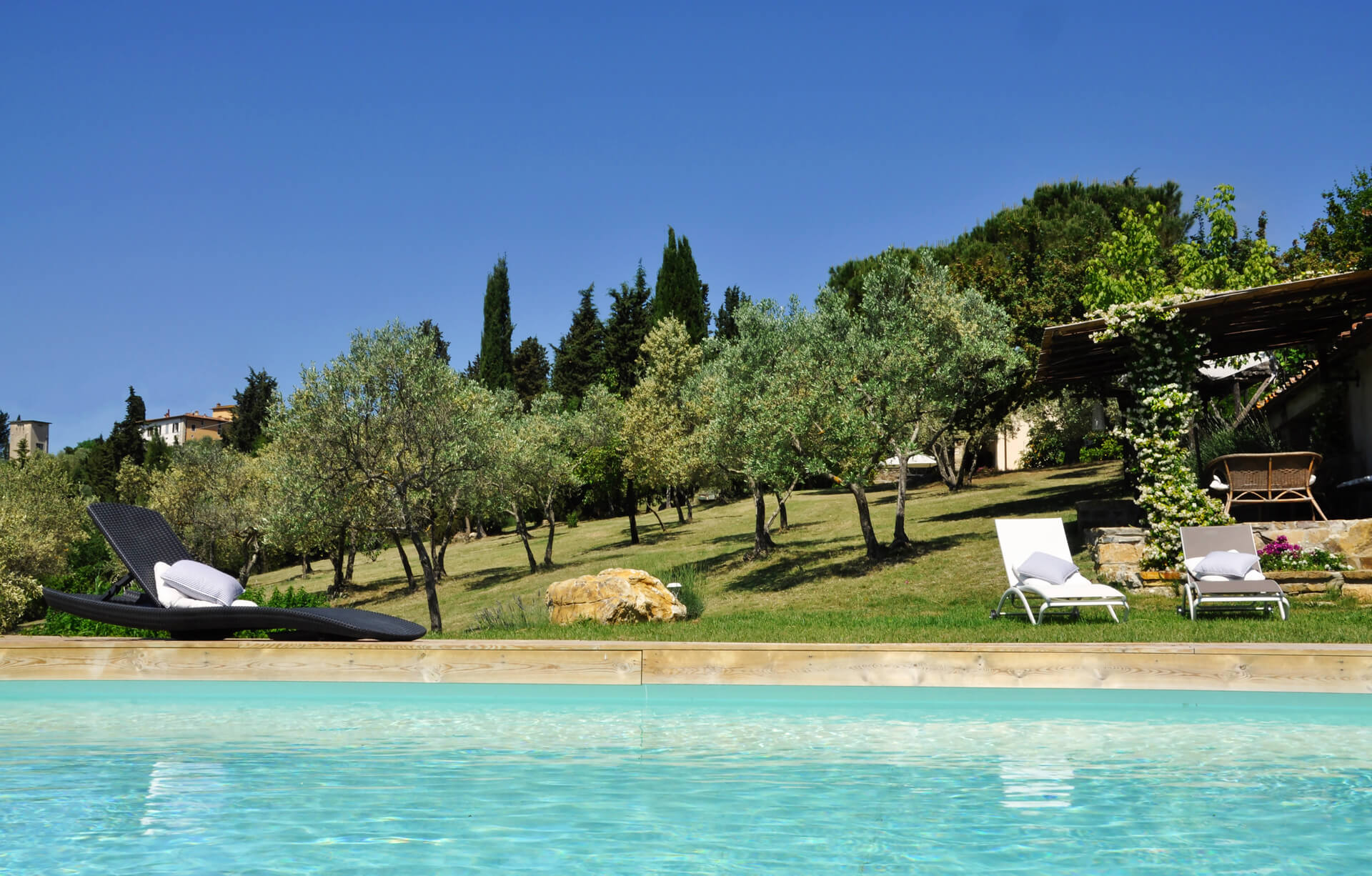 Piscina con Villa e Giardino in background - Italy d'Élite